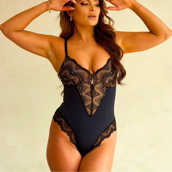 BNWT Pinsey Shapewear Bodysuit - size medium - black lace - Picture 1 of 9